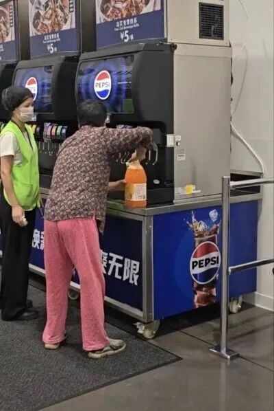 大妈山姆店自带大桶“续杯”饮料,如此“薅羊毛”违法吗?